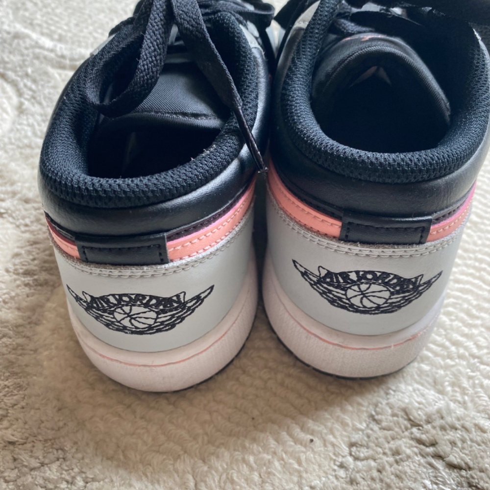 Jordan 1 Low, women’s size7. Like new - Picture 2 of 5